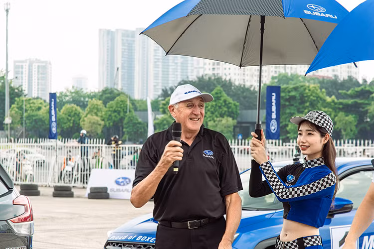 Sieu trinh dien oto mao hiem Subaru Russ Swift Stunt Show tai Ha Noi-Hinh-2