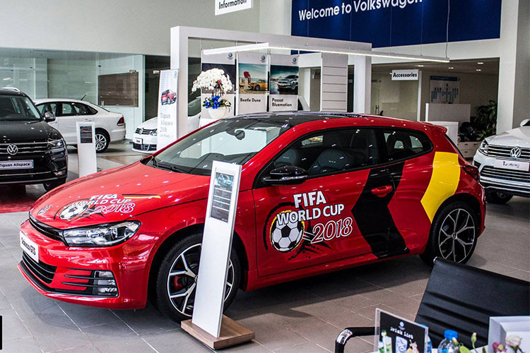 Volkswagen Việt Nam chính thức công bố dòng hatchback 3 cửa Scirocco bản nâng cấp giữa vòng đời taị Việt Nam hồi đầu năm. Bên cạnh phiên bản thể thao Scirocco R, một bản thấp hơn là Volkswagen Scirocco GTS mới cũng đã được hãng ra mắt. Mới đây, mẫu xe này bất ngờ được showroom chính hãng tại hà Nội khoác lên mình "dàn áo" của đội tuyển Đức.