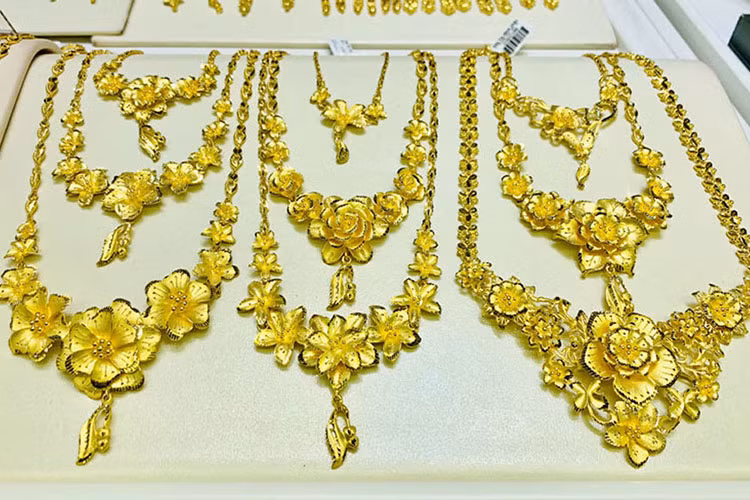 Gia vang hom nay 23/6: USD treo cao, vang chao dao vi Fed