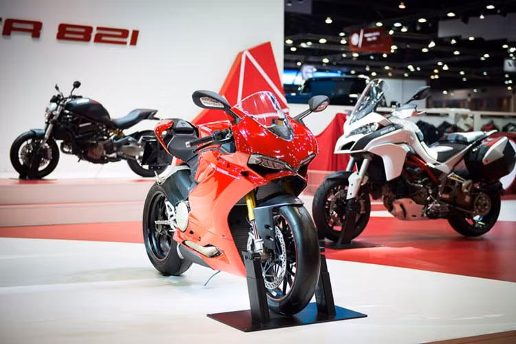 1299 Panigale có sức mạnh 205 mã lực, đi kèm hệ thống phanh ABS an toàn khi vào cua nhờ vào thiết bị đo quán tính (IMU). Ngoài ra nó còn được tích hợp hệ thống sang số nhanh mới DSQ (Ducati Quick Shift). Ducati sẽ phân phối chính thức 3 phiên bản bao gồm 1299 Panigale, 1299 Panigale S và phiên bản đặc biệt Panigale R. Tại thái Lan, giá lần lượt của 2 phiên bản đầu là 922 triệu và 1,188 tỷ đồng.
