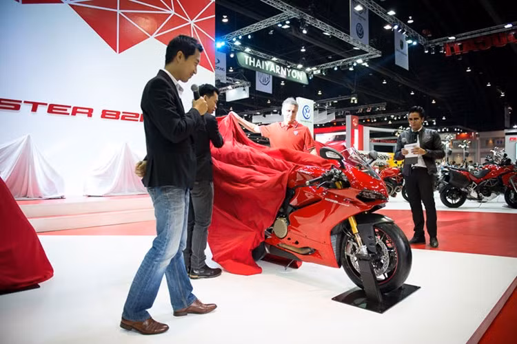 Lần đầu tiên những tín đồ đam mê môtô phân khối lớn tại Châu Á được tận mắt chứng kiến siêu phẩm phá tan mọi giới hạn Ducati 1299 Panigale. Với sứ mệnh thay thế cho 1199, 1299 Panigale sẽ tiếp tục sử dụng khung gầm được nâng cấp từ 1199 với góc choãi càng trước 24 độ, chốt phuộc được hạ thấp 4 mm giúp tăng khả năng ổn định cho thân xe.