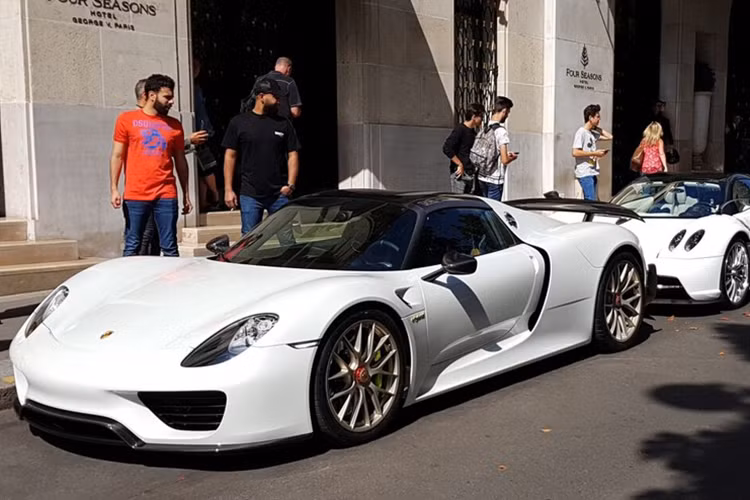 Giới mê xe đã không còn lạ lẫm gì hình ảnh những siêu xe triệu đô đắt đỏ xuất hiện ở Pháp, London, Monaco, Ý với biển số đến từ các nước ở Trung Đông. Gần đây nhất, cánh săn ảnh bắt gặp bộ 3 siêu xe mui trần cực hiếm và siêu đắt đỏ là Ferrari LaFerrari Aperta, Porsche 918 Spyder và cuối cùng là Pagani Huayra Roadster trên đường phố của Paris, Pháp.