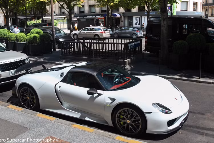 Điểm thú vị là những chiếc siêu xe này đều có bộ áo sơn tông màu trắng. Dẫn đầu đoàn siêu xe "tông xuyệt tông" màu trắng là Porsche 918 Spyder chỉ có số lượng 918 chiếc trên toàn thế giới. Ngoại thất chiếc Porsche 918 Spyder này còn có thêm gói tuỳ chọn Weissach Package trị giá hơn 4 tỷ đồng. Porsche 918 Spyder có giá chào bán tiêu chuẩn gần 1 triệu USD.