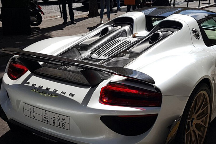 Porsche 918 Spyder được trang bị động cơ V8, hút khí tự nhiên, dung tích 4.6 lít và 2 mô-tơ điện. Động cơ đốt trong thông thường tạo ra công suất tối đa 608 mã lực. Trong khi đó, hai mô-tơ điện sản sinh công suất tối đa 286 mã lực. Công suất tổng cộng của hệ dẫn động hybrid trên Porsche 918 Spyder là 887 mã lực và mô-men xoắn cực đại 1.280 Nm. Porsche 918 Spyder có tốc độ tối đa trên 338 km/h. 