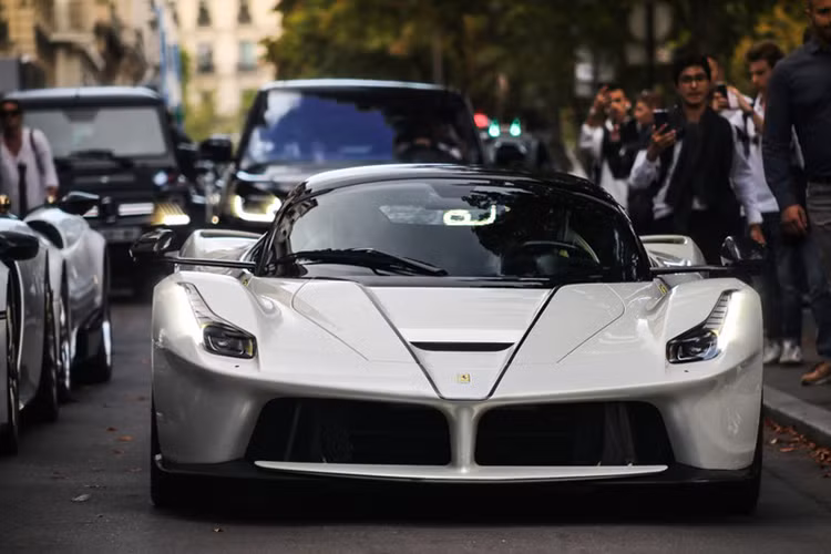 "Trái tim" của siêu xe Ferrari LaFerrari Aperta vẫn là động cơ xăng V12, dung tích 6,3 lít, sản sinh công suất tối đa 800 mã lực kết hợp cùng với mô-tơ điện có công suất tối đa 163 mã lực. Như vậy, Ferrari LaFerrari Aperta sở hữu công suất tổng cộng là 963 mã lực và mô-men xoắn cực đại đạt 900 Nm.