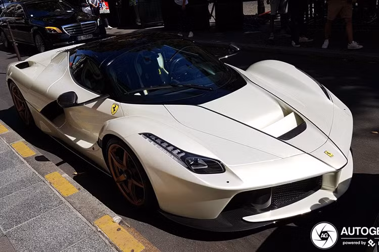 Xếp cuối cùng trong bộ 3 siêu xe "tông xuyệt tông" màu trắng chính là siêu phẩm Ferrari LaFerrari Aperta chỉ có đúng 200 chiếc trên toàn thế giới. Chiếc Ferrari LaFerrari Aperta này còn gây ấn tượng với bộ mâm sơn màu vàng đồng hết sức nổi bật. Ferrari LaFerrari Aperta có giá bán xuất xưởng 1,9 triệu USD.