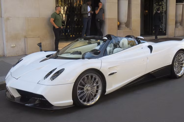 Xếp ngay phía sau siêu xe mui trần Porsche 918 Spyder chính là chiếc Pagani Huayra Roadster chỉ có số lượng 100 chiếc trên toàn thế giới. Ngoài màu sơn trắng, "thần gió" mui trần này còn có vô số các chi tiết ở ngoại thất bằng carbon. Bên trong khoang lái bọc da màu kem.