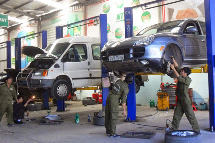 Nếu không có kinh nghiệm trong chuyện này, hãy nhờ một người quen hiểu biết về máy móc đi cùng kiểm tra, an toàn hơn nữa là đưa xe ra trung tâm sửa chữa bảo dưỡng để việc kiểm tra chính xác hơn. Nên yêu cầu được lái thử xe trước khi đưa ra quyết định cuối cùng. Hãy tự khởi động máy và lắng nghe tiếng động cơ sẽ cho bạn biết những tiếng kêu khác lạ của kim loại, của các bộ phận bị rung chấn…