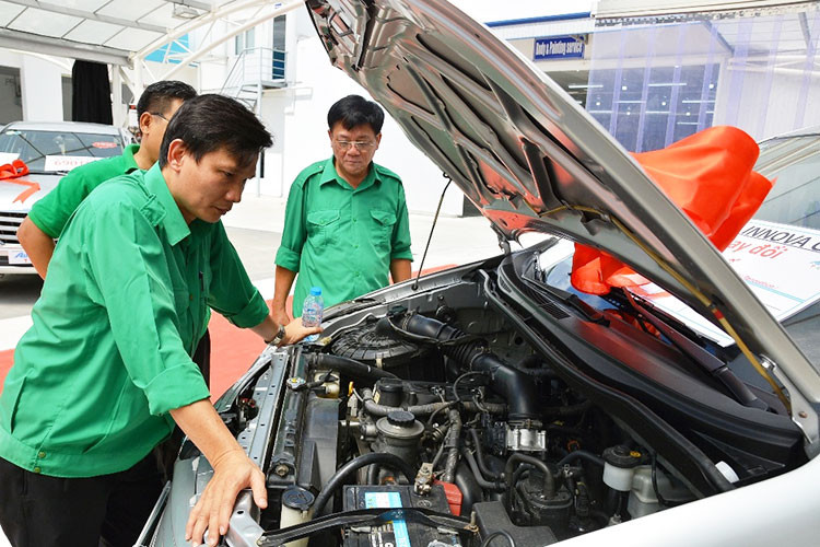 Kiểm tra số km lăn bánh chiếc xe bạn định mua để biết được nó đã dùng lâu và dùng nhiều chưa. Qua đó xem xét xem mức giá đưa ra so với chất lượng xe có tương xứng với nhau hay không. Theo kinh nghiệm của nhiều người, đối với thương hiệu châu Âu như BMW, Mercedes, nên chọn những chiếc xe ôtô đã sử dụng không quá 7 năm. Với ôtô Nhật và Hàn, không nên chọn xe đã đi quá 18.000 km vì đây là mốc bắt đầu xuất hiện những hư hỏng.