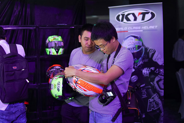 KYT tập trung phát triển mạnh thị trường ở Châu Á và phân phối trên toàn thế giới với diện tích nhà máy sản xuất lên đến 100.000 m2. Năm 1998 KYT đã bắt đầu có ý tưởng táo bạo và lấn sân và tập trung hầu như toàn lực cho việc sản xuất mũ bảo hiểm cho các tay đua và các đội đua.