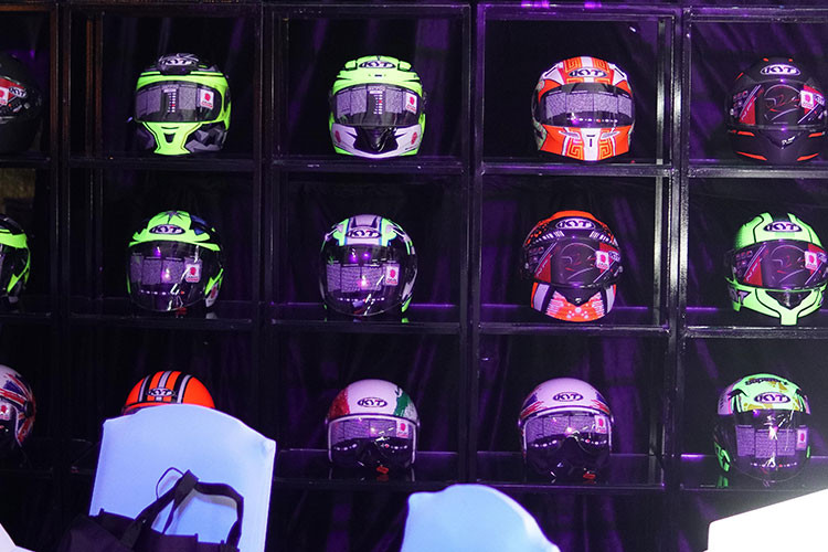 Có thể nói nhà máy sản xuất mũ bảo hiểm KYT là một quy trình khép kín nghiêm ngặt được áp dụng công nghệ mới nhất từ nghiên cứu cho ra một sản phẩm phù hợp nhất với từng thể trạng trên từng quốc gia cùng với việc đưa công nghệ tối tân vào trong quá trình xử lý an toàn khi có va chạm ở hạng nặng mà vẫn an toàn cho người sử dụng xe.