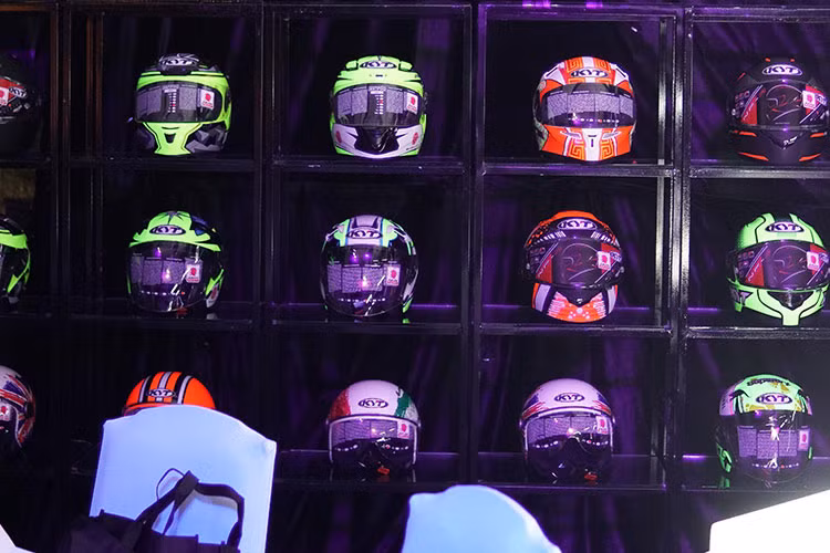 Có thể nói nhà máy sản xuất mũ bảo hiểm KYT là một quy trình khép kín nghiêm ngặt được áp dụng công nghệ mới nhất từ nghiên cứu cho ra một sản phẩm phù hợp nhất với từng thể trạng trên từng quốc gia cùng với việc đưa công nghệ tối tân vào trong quá trình xử lý an toàn khi có va chạm ở hạng nặng mà vẫn an toàn cho người sử dụng xe.