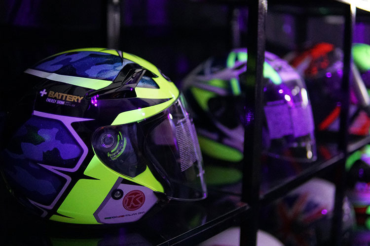 KYT là thương hiệu mũ bảo hiểm khá mát tay trong việc xây dựng nên số lượng tay đua chuyên nghiệp trên khắp thế giới. Các tay đua hiện tại của KYT Moto GP, và trong Moto 2 cũng là 2 tay đua được nhắc đến nhiều nhất khi nhắc đến mũ bảo hiềm của KYT.