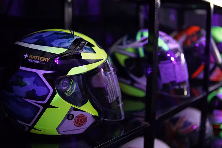 KYT là thương hiệu mũ bảo hiểm khá mát tay trong việc xây dựng nên số lượng tay đua chuyên nghiệp trên khắp thế giới. Các tay đua hiện tại của KYT Moto GP, và trong Moto 2 cũng là 2 tay đua được nhắc đến nhiều nhất khi nhắc đến mũ bảo hiềm của KYT.