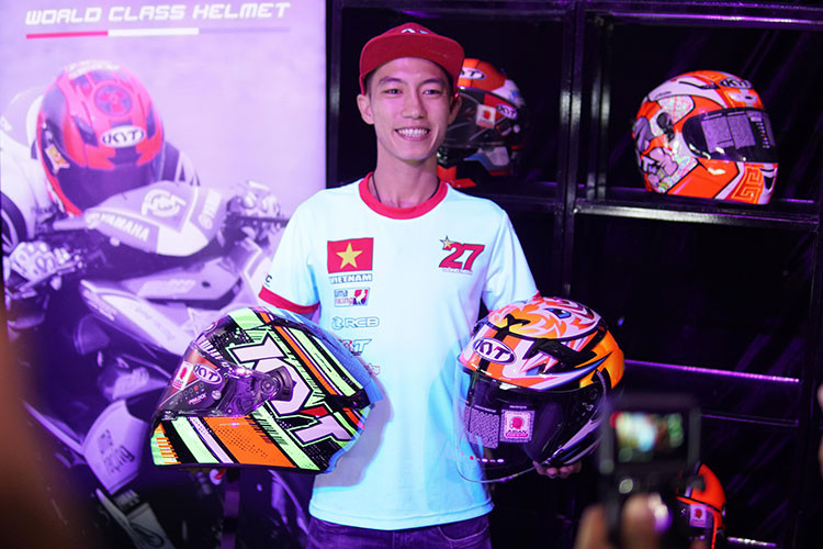 Nón 3/4 có thể dành cho các bạn đam mê chạy phượt trong quảng đường dài bằng xe mô tô phân khối nhỏ hoặc vừa từ 500cc đổi lại thì nón Venom sẽ mang lại cảm giác nhẹ nhàng và mát mẽ khi di chuyển.