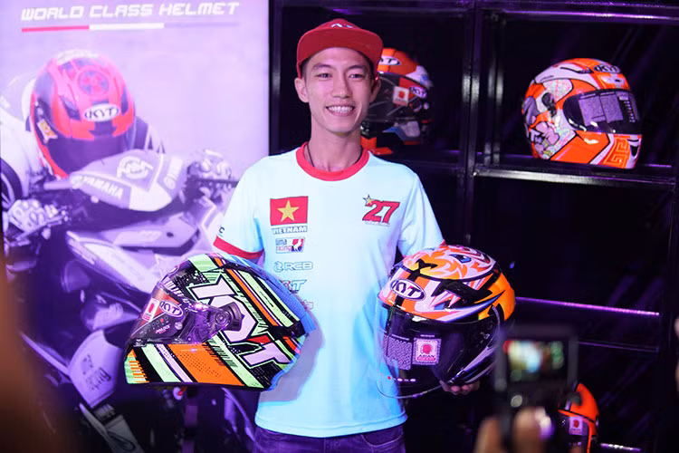 Nón 3/4 có thể dành cho các bạn đam mê chạy phượt trong quảng đường dài bằng xe mô tô phân khối nhỏ hoặc vừa từ 500cc đổi lại thì nón Venom sẽ mang lại cảm giác nhẹ nhàng và mát mẽ khi di chuyển.