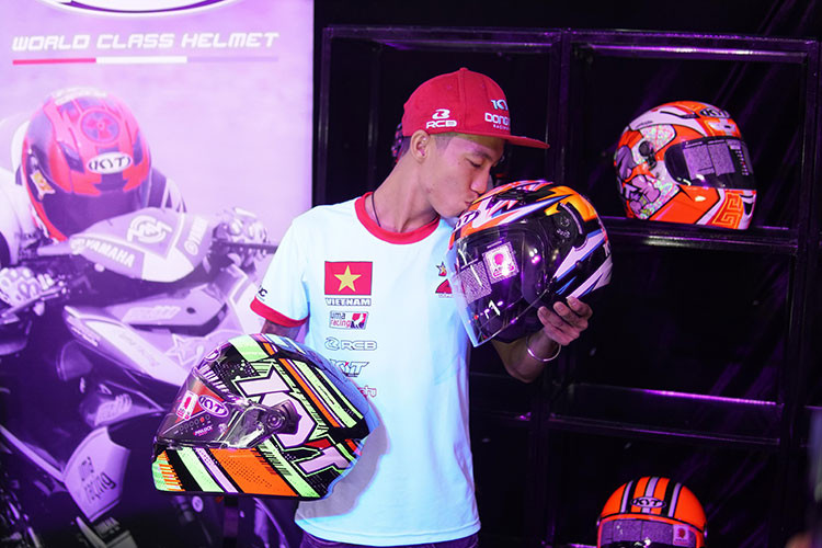 Đáng chú ý trong các dòng sản phẩm của hãng - mẫu mua bảo hiểm KR-1 cũng thuộc phân khúc cao cấp full face dành cho những người chuyên đi xa bằng mô tô. Có thể nói độ cách âm, êm ái khi lưu thông qua các đường xa lộ cũng là một yếu tố quan trọng của mũ KYT mang lại.