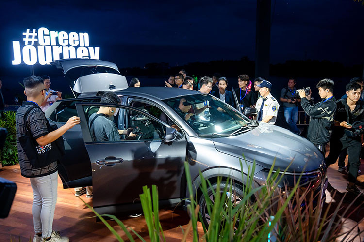 Ngoại thất xe được tô điểm bởi dải đèn LED tạo hình cánh chim đặc trưng của VinFast, cùng la-zăng hợp kim 5 chấu khỏe khắn với kích thước lên đến 19 inch, tôn lên vẻ ngoài thời thượng.