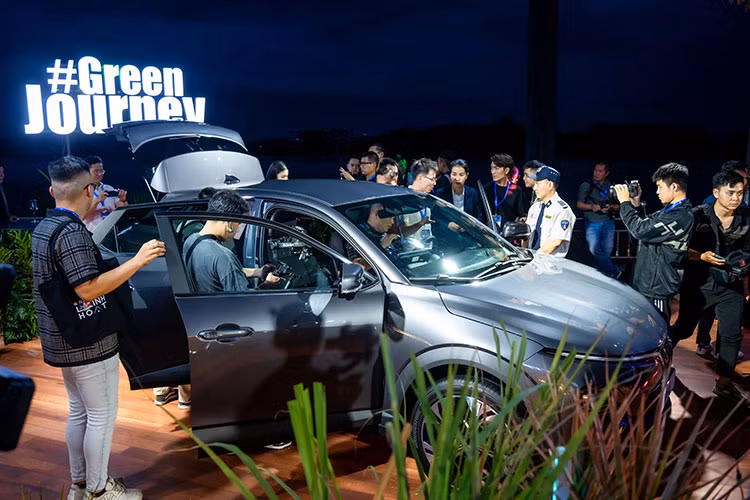 Ngoại thất xe được tô điểm bởi dải đèn LED tạo hình cánh chim đặc trưng của VinFast, cùng la-zăng hợp kim 5 chấu khỏe khắn với kích thước lên đến 19 inch, tôn lên vẻ ngoài thời thượng.