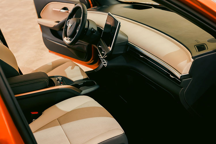 Cả hai phiên bản Eco và Plus của Vinfast VF6 đều được trang bị pin LFP dung lượng 59,6 kW với phạm vi hoạt động tương ứng là 399 km và 381 km (theo tiêu chuẩn WLTP) cho một lần sạc đầy. Xe sử dụng động cơ điện có công suất tối đa 100 kW và 150 kW, tương ứng với mô-men xoắn cực đại 135 Nm và 310 Nm, cho cảm giác lái hứng khởi và dễ dàng đáp ứng nhu cầu di chuyển của mọi khách hàng.