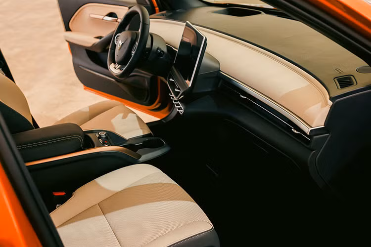 Cả hai phiên bản Eco và Plus của Vinfast VF6 đều được trang bị pin LFP dung lượng 59,6 kW với phạm vi hoạt động tương ứng là 399 km và 381 km (theo tiêu chuẩn WLTP) cho một lần sạc đầy. Xe sử dụng động cơ điện có công suất tối đa 100 kW và 150 kW, tương ứng với mô-men xoắn cực đại 135 Nm và 310 Nm, cho cảm giác lái hứng khởi và dễ dàng đáp ứng nhu cầu di chuyển của mọi khách hàng.