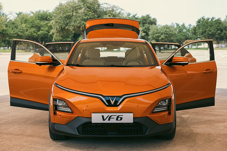 Cụ thể, khách hàng sẽ được nhận ưu đãi lên tới 20 triệu đồng khi tiến hành đặt cọc bắt đầu từ thời điểm mở cọc ngày 20/10 tới hết 24h ngày 30/10; đồng thời hoàn tất thủ tục mua xe trong vòng 3 tháng kể từ ngày VinFast bắt đầu bàn giao VF6. Trường hợp khách hàng đổi tên khi mua xe sẽ không bị mất cọc nhưng sẽ không được hưởng ưu đãi này. 