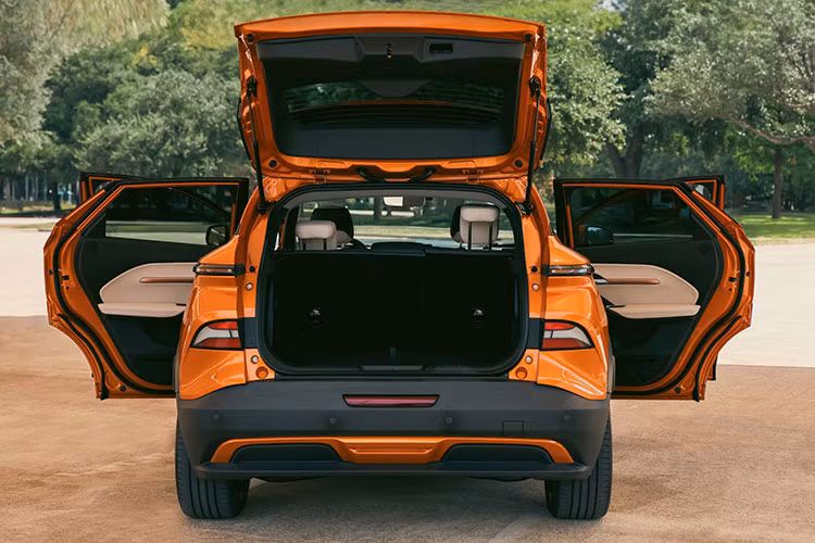 Đặc biệt, đầu năm 2024, phiên bản Plus của VF6 sẽ được cập nhật phần mềm từ xa và miễn phí cho khách hàng hệ thống hỗ trợ lái xe nâng cao với các tính năng nổi bật như: hỗ trợ di chuyển khi ùn tắc, hỗ trợ lái trên đường cao tốc, hỗ trợ giữ làn và kiểm soát đi giữa làn, giám sát hành trình thích ứng, nhận biết biển báo giao thông, phanh tự động khẩn cấp trước/sau…