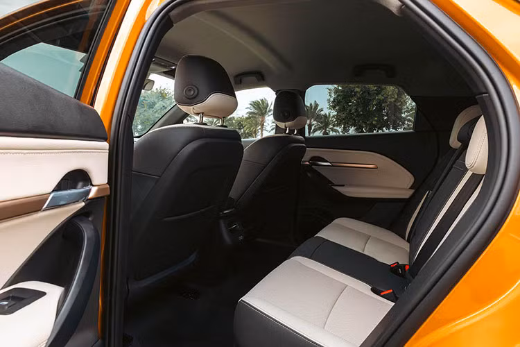 Bên cạnh đó, VF6 còn sở hữu những công nghệ tiên tiến bậc nhất cùng loạt tính năng thông minh đáp ứng nhu cầu giải trí và thư giãn của người dùng như: trợ lý ảo VinFast có khả năng tương tác bằng giọng nói tiếng Việt đa vùng miền, hỗ trợ điều khiển xe và hỏi - đáp, kể chuyện tiếu lâm… 