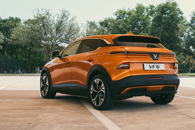 Kể từ ngày 20/10/2023, khách hàng có thể đặt cọc mua xe Vinfast VF6 2024 mới tại các showroom, nhà phân phối VinFast trên toàn quốc hoặc qua website https://reserve.vinfastauto.com để được hưởng ưu đãi đặc biệt hấp dẫn dành cho khách hàng tiên phong