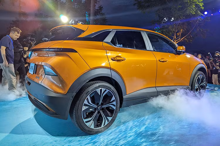 Mẫu SUV điện VinFast VF6 2024 mới sẽ có hai phiên bản là Eco và Plus, xe sở hữu thiết kế tinh tế được tạo nên bởi studio danh tiếng Torino Design; không gian nội thất rộng rãi, thoải mái cho cả gia đình; khả năng vận hành mạnh mẽ và nhiều công nghệ, tính năng thông minh.