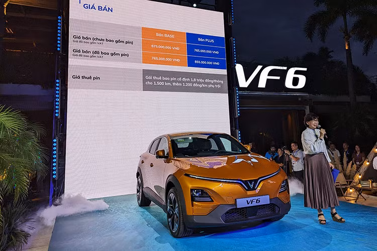 Mức giá xe VinFast VF6 2024 cho hai phiên bản Base và Plus như sau; Bản Base có giá 675 triệu đồng (chưa bao gồm pin) và 765 triệu đồng (đã bao gồm pin), trong khi bản Plus có giá 765 triệu đồng (chưa bao gồm pin) và 855 triệu đồng (đã bao gồm pin).