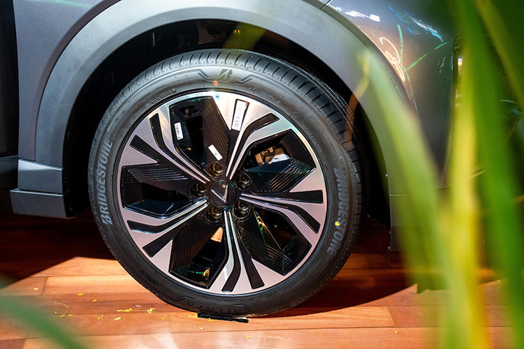 Vinfast VF6 chạy điện hoàn toàn mới cũng sở hữu bảng màu đa dạng gồm 5 lựa chọn màu ngoại thất và 2 màu nội thất. Trong đó, màu nội thất nâu Mocca Brown lần đầu tiên ra mắt hứa hẹn sẽ đáp ứng nhu cầu, sở thích, cá tính, phong cách của đa dạng khách hàng.