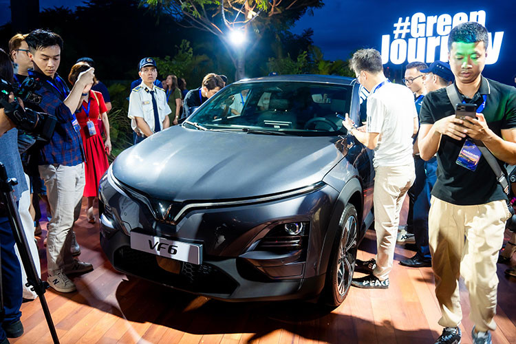 Xe sở hữu chiều dài x rộng x cao lần lượt là 4.238 x 1.820 x 1.594 (mm), chiều dài cơ sở lên đến 2.730 mm cùng lợi thế của xe điện giúp mang đến không gian nội thất tối ưu tương đương những mẫu xe thuộc phân khúc C sử dụng động cơ đốt trong hiện nay.