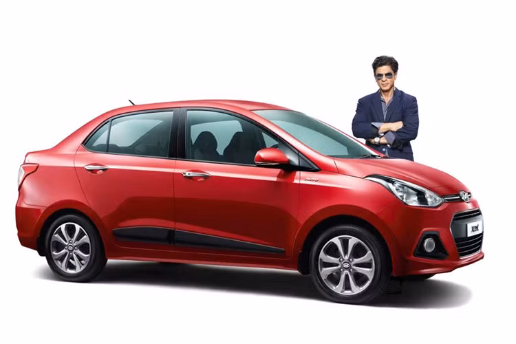 Về tổng thể, ngoại thất của mẫu xe gia đình giá rẻ Grand i10 sedan 2017 phiên bản facelift không có quá nhiều khác biệt ngoại trừ thiết kế cốp sau riêng biệt. Chi tiết đèn pha LED và lưới tản nhiệt với dải crôm chạy dọc tương tự Grand i10 2017 hatchback.