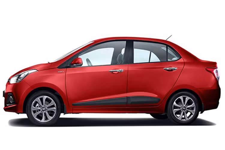 Tuy nhiên phần cản trước của phiên bản sedan nâng cấp mới này đã được thay đổi với khe tản nhiệt rộng hơn cùng thiết kế dạng ô vuông trên lưới tản nhiệt, 2 khe hút gió được thiết kế góc cạnh với viền mạ crôm kéo dài và tích hợp đèn sương mù bên trong.