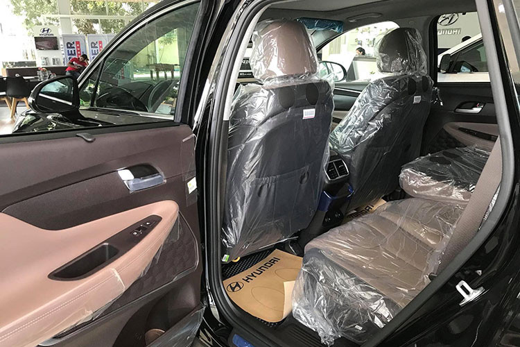 Một gói hỗ trợ lái xe được trang bị cho Hyundai SantaFe 2019 gồm cảnh báo va chạm trước, hỗ trợ giữ làn đường và kiểm soát hành trình thích ứng. Các tính năng an toàn khác có hỗ trợ lái xe đường cao tốc, hệ thống cảnh báo va chạm phía sau, tính năng Safe Exit Assist ngăn chặn va chạm với xe máy khi mở cửa.