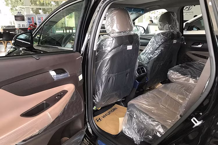 Một gói hỗ trợ lái xe được trang bị cho Hyundai SantaFe 2019 gồm cảnh báo va chạm trước, hỗ trợ giữ làn đường và kiểm soát hành trình thích ứng. Các tính năng an toàn khác có hỗ trợ lái xe đường cao tốc, hệ thống cảnh báo va chạm phía sau, tính năng Safe Exit Assist ngăn chặn va chạm với xe máy khi mở cửa.