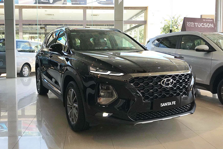 Mới đây, mẫu xe SUV Hyundai SantaFe 2019 đã bất ngờ xuất hiện trong phòng trưng bày của tòa nhà Hyundai Thành Công, ngay sau đó những hình ảnh của xe đã được chia sẻ trên mạng xã hội, báo hiệu thời điểm ra mắt chính thức chiếc crossover mới tại Việt Nam đã gần kề.