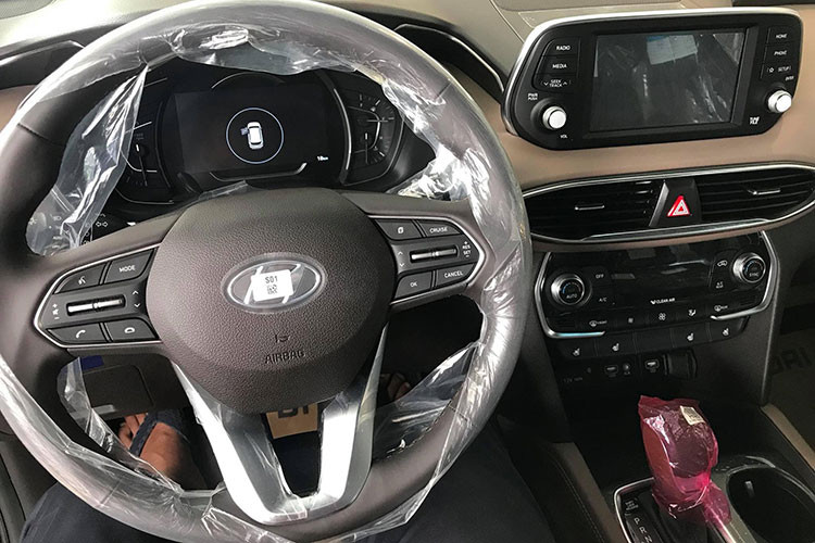 Nội thất xe mang đậm phong cách thể thao thay vì lịch lãm ở thế hệ cũ. Bảng tablo có nhiều đường nét gấp khúc, vô-lăng ba chấu cứng cáp, bảng đồng hồ kỹ thuật số hiện đại, đẹp mắt. Hãng xe ôtô Hyundai còn trang bị cho SantFe 2019 màn hình hiển thị HUD, hệ thống thông tin giải trí tiên tiến với điều khiển bằng giọng nói và tương thích Apple Car Play.