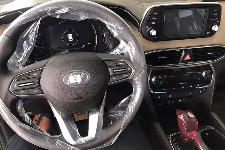 Nội thất xe mang đậm phong cách thể thao thay vì lịch lãm ở thế hệ cũ. Bảng tablo có nhiều đường nét gấp khúc, vô-lăng ba chấu cứng cáp, bảng đồng hồ kỹ thuật số hiện đại, đẹp mắt. Hãng xe ôtô Hyundai còn trang bị cho SantFe 2019 màn hình hiển thị HUD, hệ thống thông tin giải trí tiên tiến với điều khiển bằng giọng nói và tương thích Apple Car Play.