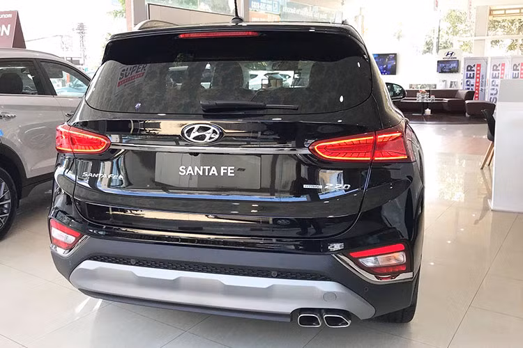 Lưới tản nhiệt của xe sở hữu kiểu thiết kế Cascade mới với các nan lưới tròn. Đầu xe nhờ đó cũng trở nên to bản và hầm hố hơn. Phía trước, cặp đèn pha LED được nối liền bởi một thanh nẹp chrome lớn. Trong khi đó đèn sương mù và đèn xi-nhan gom thành một cụm tương đối lạ mắt. 