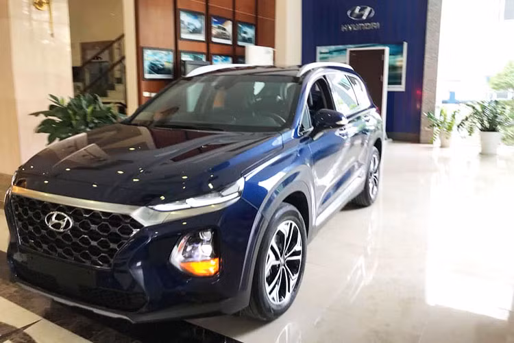 Toàn bộ phiên bản SantaFe thế hệ thứ 4 đều sử dụng hộp số tự động 8 cấp. Không chỉ thay đổi diện mạo, mẫu SUV này còn được nâng cấp thêm một số tính năng và công nghệ, đặc biệt chú trọng đến hệ thống an toàn. Dự kiến, Hyundai SantaFe 2019 sẽ ra mắt tại Việt Nam vào tháng 10/2018.