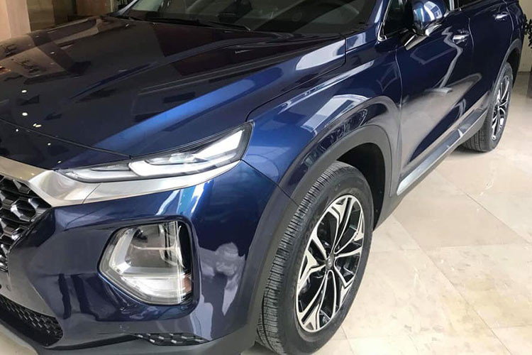 Mâm xe hợp kim 19-inch thiết kế dạng 5r chấu là trang bị tiêu chuẩn. Các gân dập nổi sắc nét ở thân xe góp phần giúp SantaFe phiên bản 2019 ra dáng SUV hơn. Phần đuôi xe có đèn hậu LED tái thiết kế, hẹp hơn và tinh xảo hơn trước. Cản xe và đèn sương mù phía sau cũng được mở rộng, giúp SantaFe bề thế, vững chãi.