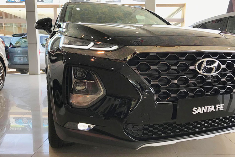 Hyundai SantaFe hoàn toàn mới có kích thước Dài x Rộng x Cao 4.770 x 1.890 x 1.680 mm, chiều dài cơ sở đạt 2.765 mm. So với thế hệ tiền nhiệu, chiếc SUV của Hyundai nay dài hơn 70 mm, rộng hơn 10 mm trong khi khoảng cách hai trục tăng thêm 65mm. Mẫu xe này lột xác hoàn toàn với phong cách hầm hố và cơ bắp hơn.