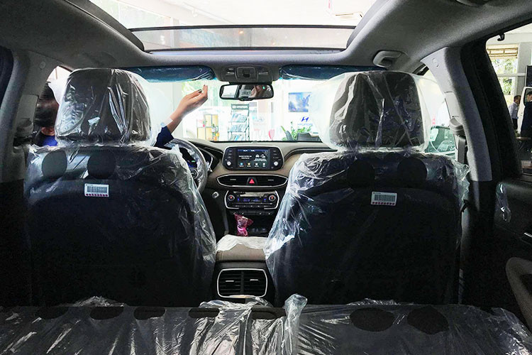 Chiếc SantaFe 2019 đầu tiên về Việt Nam là bản 2.0D. SantaFe động cơ dầu đang bán chạy tại Việt Nam, vì thế rất dễ hiểu vì sao Hyundai Thành Công đưa SantaFe 2019 máy dầu về trước. Ở thị trường nước ngoài dòng xe này còn có các tuỳ chọn động cơ 2.2L và 2.4L. Và đây cũng là lần đầu tiên Hyundai trang bị cho SantaFe động cơ 2.2L diesel.