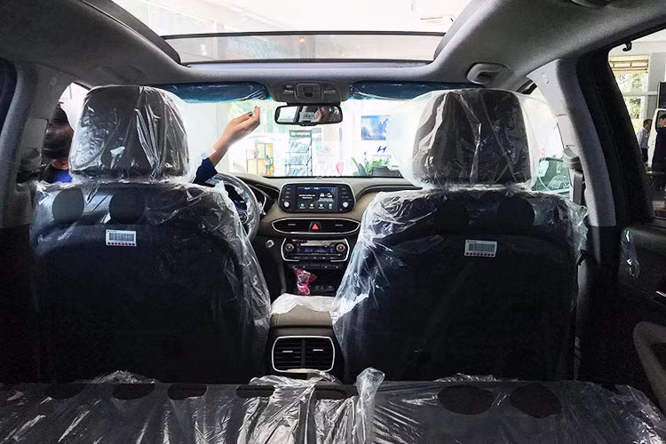 Chiếc SantaFe 2019 đầu tiên về Việt Nam là bản 2.0D. SantaFe động cơ dầu đang bán chạy tại Việt Nam, vì thế rất dễ hiểu vì sao Hyundai Thành Công đưa SantaFe 2019 máy dầu về trước. Ở thị trường nước ngoài dòng xe này còn có các tuỳ chọn động cơ 2.2L và 2.4L. Và đây cũng là lần đầu tiên Hyundai trang bị cho SantaFe động cơ 2.2L diesel.