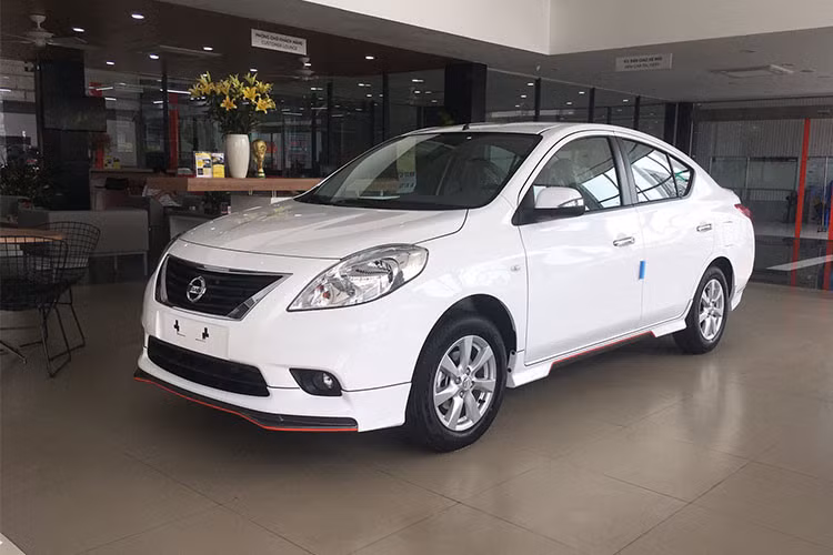 Nissan Sunny là mẫu xe sedan giá rẻ hạng B được nâng cấp và ra mắt hồi cuối năm ngoái tại triển lãm ôtô Việt Nam. Dù có sự điều chỉnh giá bán, tuy nhiên thiết kế không cân xứng và hài hòa khiến mẫu xe này mất điểm khá nhiều trước các khách hàng Việt Nam.