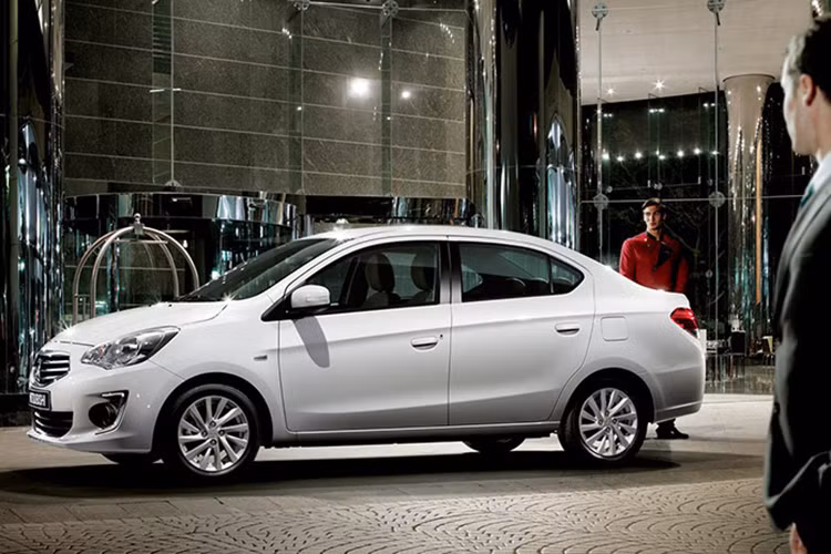 Hiện tại, giá xe Mitsubishi Attrage đang phân phối ra thị trường với 4 phiên bản với giá bán lần lượt: Attrage MT Eco: 375,5 triệu đồng, Attrage MT: 405,5 triệu đồng. Attrage CVT Eco: 425,5 triệu đồng, Attrage CVT: 475,5 triệu đồng. Đây cũng được xem là một sự lạ chọn hợp lý dành cho những gia đình mới sử dụng xe trong đô thị.