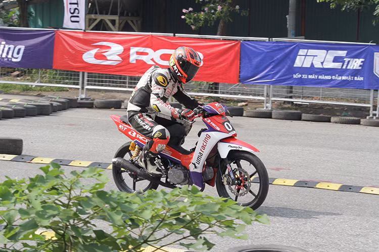 3 giải cao nhất của hạng mục Honda Blade 110 bao gồm giải Nhất là anh: Nguyễn Đức Thanh với số 2; giải Nhì là Nguyễn Minh Di số 5 và giải Ba thuộc về anh Vũ Hoàng Nam mang số 4.