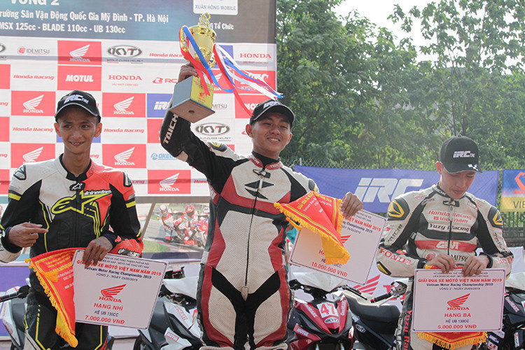 Như vậy, chặng 2 của giải đua đầy ấn tượng VMRC 2019 lần đầu tiên được tổ chức tại Hà Nội đã khép lại và để trong lòng khán giả Hà Thành là một chương trình đầy máu lửa và ấn tượng. Được biết, chặng đua tiếp theo của giải đua sẽ được tổ chức tại Trường Đại Nam - Tỉnh Bình Dường vào ngày 16/6 tới đây.